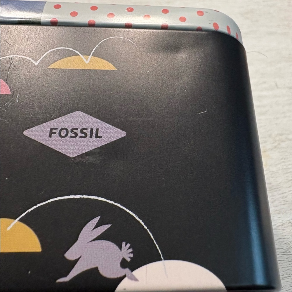 Fossil Pink Tin with Rabbit Design - Picture 11 of 13